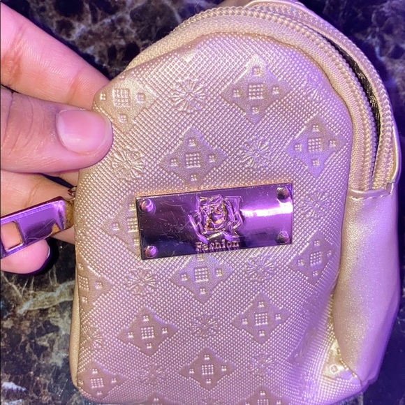 GOLD BACKPACK KEYCHAIN 💕✨ - Picture 6 of 6